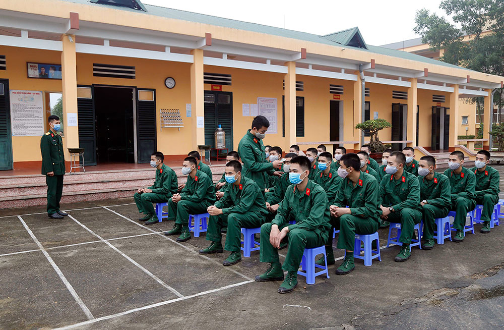 Kiểm tra thân nhiệt chiến sĩ mới là chế độ được tiến hành thường xuyên mỗi ngày tại Lữ đoàn phòng không 210.